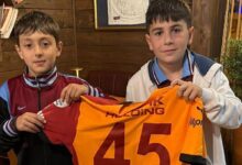 osimhenin formasini alan trabzonsporlu cocuktan formayi bir koleksiyoner aldi fJGmgcJg