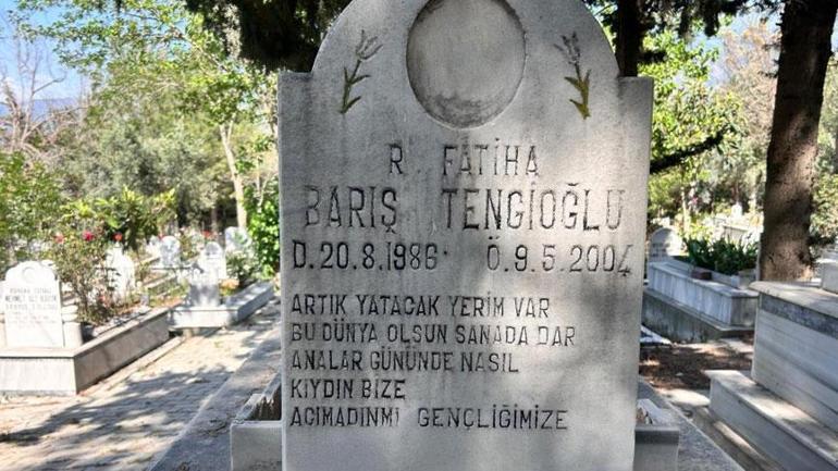 Özgür Özel'e saldıran şüphelinin katlettiği oğlunun mezarında dikkat çeken yazı 2 ozgur ozele saldiran suphelinin katlettigi oglunun mezarinda dikkat ceken yazi 0 XNYQZXpp