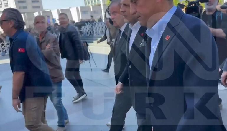 Özgür Özel'e yumruklu saldırıyı gerçekleştiren şüphelinin merasim öncesi manzaraları ortaya çıktı 2 ozgur ozele yumruklu saldiriyi gerceklestiren suphelinin merasim oncesi manzaralari ortaya cikti 0