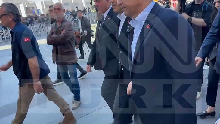 Özgür Özel'e yumruklu saldırıyı gerçekleştiren şüphelinin merasim öncesi manzaraları ortaya çıktı 1 ozgur ozele yumruklu saldiriyi gerceklestiren suphelinin merasim oncesi manzaralari ortaya cikti 1sBnIIBD