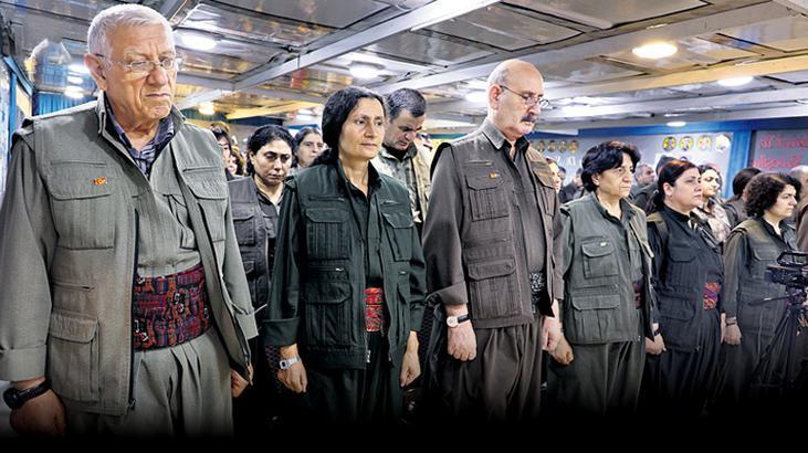 PKK’nın feshedildiğinin ilan edildiği fotoğrafı uzmanlar tahlil etti: Örgüt yöneticilerinin zoraki vedası 1 pkknin feshedildiginin ilan edildigi fotografi uzmanlar tahlil etti orgut yoneticilerinin zoraki vedasi jgzStgFQ