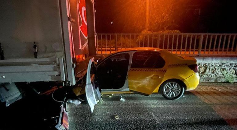 Sakarya'da feci kaza! Taksi demir yüklü kamyonete çarptı, sürücü hayatını kaybetti 2 sakaryada feci kaza taksi demir yuklu kamyonete carpti surucu hayatini kaybetti 0
