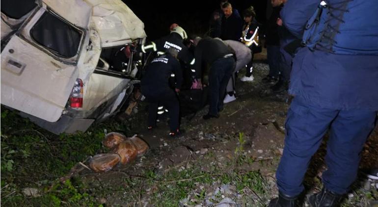 samsunda minibus kaza yapti 1 kisi hayatini kaybetti 4 yarali var 1 e4TSKEyC