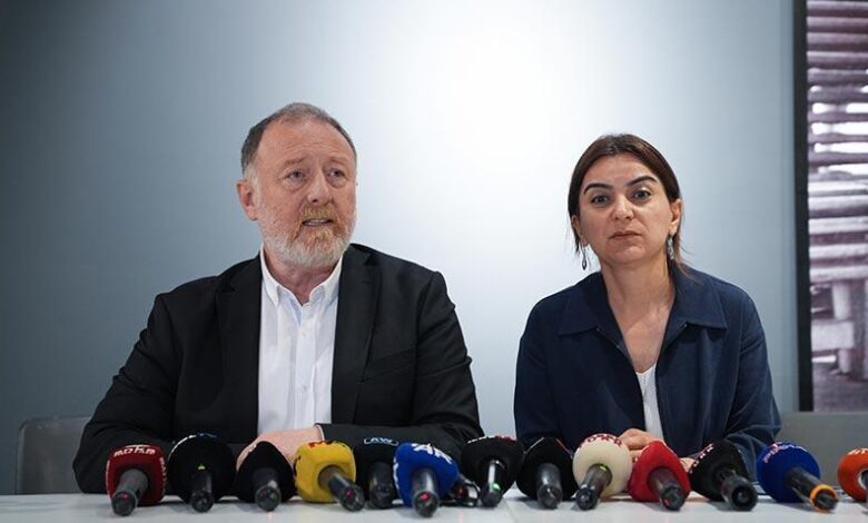 Sırrı Süreyya Önder'in ailesi ve parti temsilcileri taziyeleri kabul etti 1 sirri sureyya onderin ailesi ve parti temsilcileri taziyeleri kabul etti 4MYcTYtf