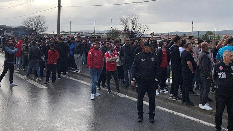 Sivasspor'a taraftarlardan tesislerde protesto şoku! 3 sivasspora taraftarlardan tesislerde protesto soku 1 N4iZbW91
