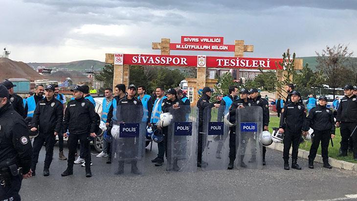 Sivasspor'a taraftarlardan tesislerde protesto şoku! 1 sivasspora taraftarlardan tesislerde protesto soku sDkA9irr