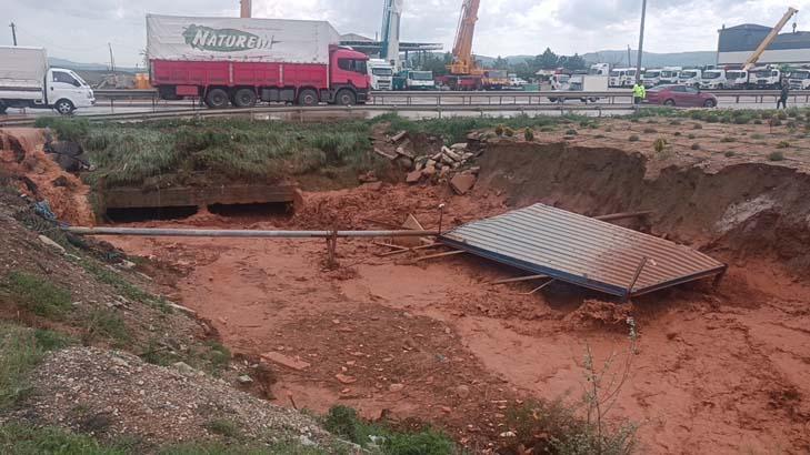 Son dakika... Bir kent sular altında! Tren seferleri durdu, vatandaşlar konutlarında mahsur kaldı 4 son dakika bir kent sular altinda tren seferleri durdu vatandaslar konutlarinda mahsur kaldi 2 MslDW8yD