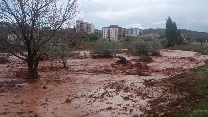 Son dakika... Bir kent sular altında! Tren seferleri durdu, vatandaşlar konutlarında mahsur kaldı 6 son dakika bir kent sular altinda tren seferleri durdu vatandaslar konutlarinda mahsur kaldi 4 LEtvGZ5Z