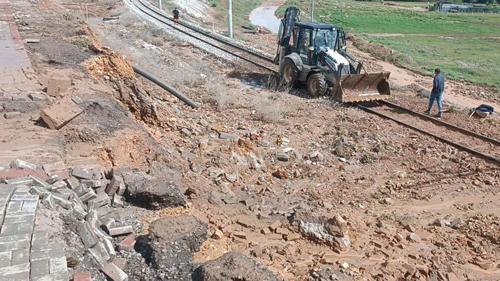 Son dakika... Bir kent sular altında! Tren seferleri durdu, vatandaşlar konutlarında mahsur kaldı 11 son dakika bir kent sular altinda tren seferleri durdu vatandaslar konutlarinda mahsur kaldi 9 ZcycS9V2