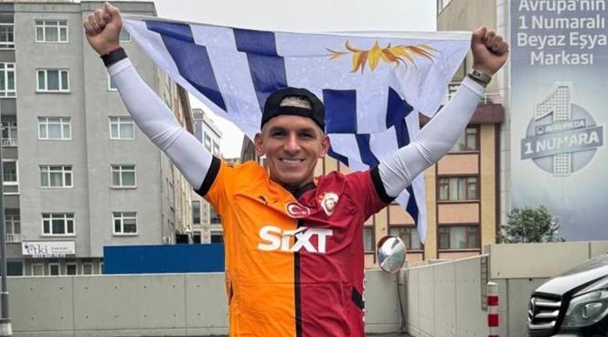 SON DAKİKA | Galatasaray şampiyonluk kupasına kavuştu! Mauro Icardi, Ali Koç forması giydi 4 son dakika galatasaray sampiyonluk kupasina kavustu mauro icardi ali koc formasi giydi 2 ZdwuFHrP
