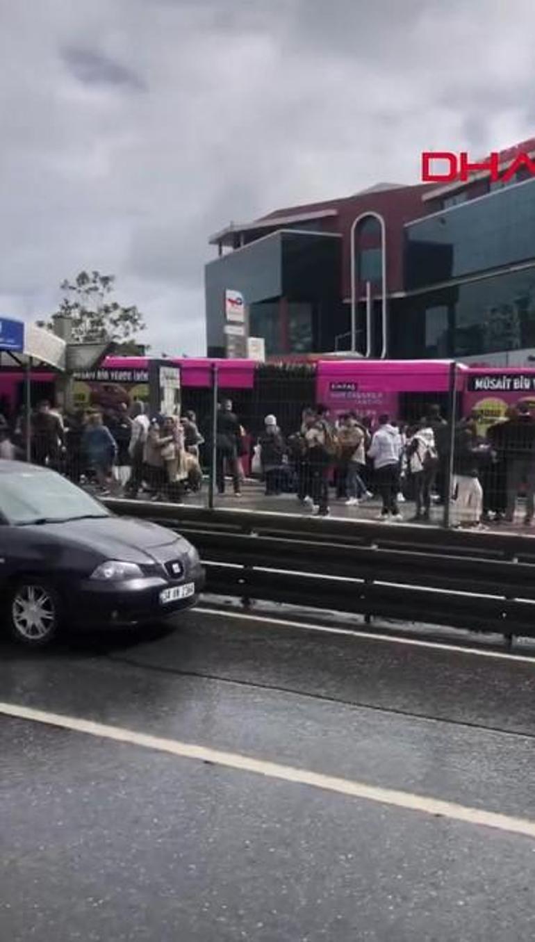 Son dakika: İstanbul'da iki metrobüs çarpıştı! Yaralılar var 3 son dakika istanbulda iki metrobus carpisti yaralilar var 1 lTWBNaGq