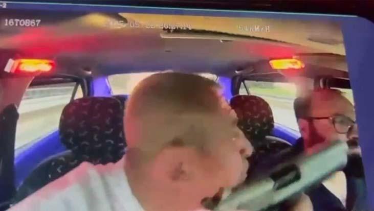 Taksiciyi silahla gezdirip gasp etti! Dehşet anları kamerada 1 taksiciyi silahla gezdirip gasp etti dehset anlari kamerada vAufdPfq