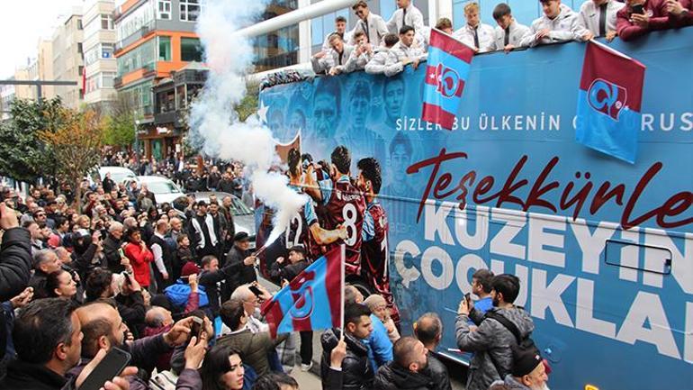 Trabzonspor U19 kadrosu Avrupa ikinciliğini kentte kutladı 3 trabzonspor u19 kadrosu avrupa ikinciligini kentte kutladi 1