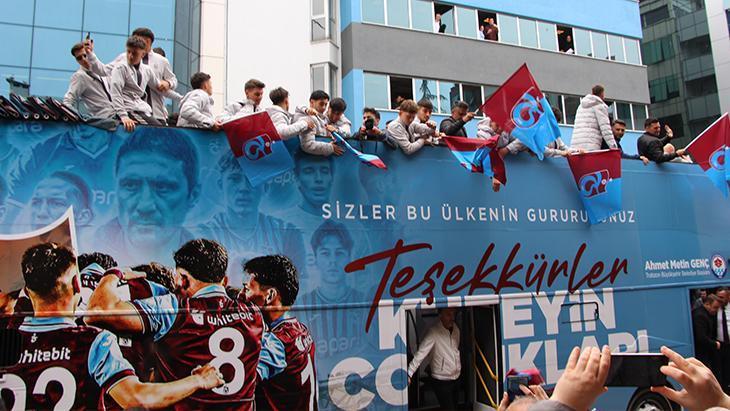 Trabzonspor U19 kadrosu Avrupa ikinciliğini kentte kutladı 1 trabzonspor u19 kadrosu avrupa ikinciligini kentte kutladi lZSPzHEt