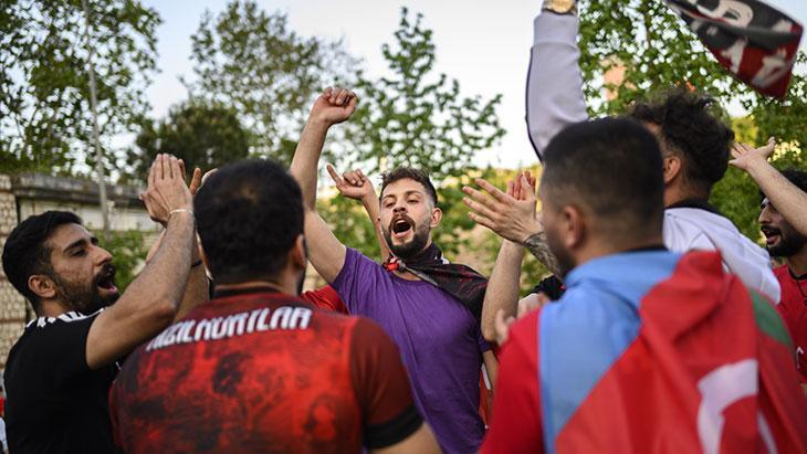 Traktör taraftarları İstanbul'da şampiyonluğu kutladı! 1 traktor taraftarlari istanbulda sampiyonlugu kutladi Q6ycZkpY