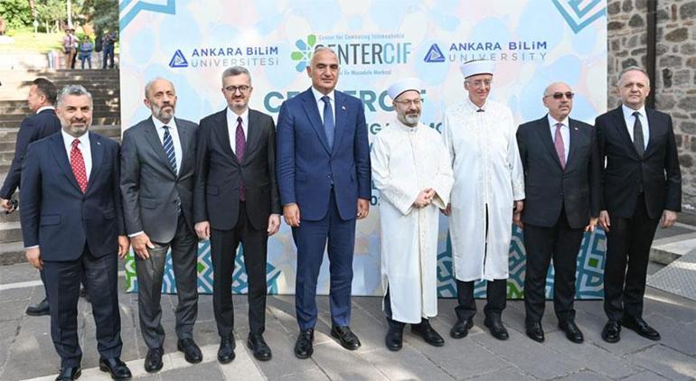 Türkiye'nin 'İlk İslamofobi İle Uğraş Merkezi' Bakan Ersoy'un katılımı ile açıldı 3 turkiyenin ilk islamofobi ile ugras merkezi bakan ersoyun katilimi ile acildi 1 76bmZP5a