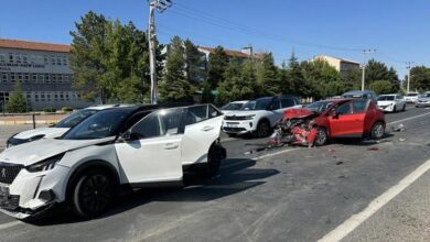 usakta feci kaza 4 aracin birbirine girdigi zincirleme kazada 7 kisi yarali LhHumVs1