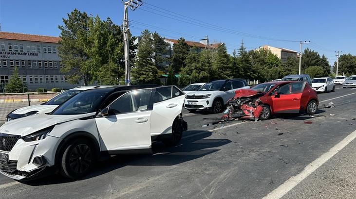 Uşak'ta feci kaza! 4 aracın birbirine girdiği zincirleme kazada 7 kişi yaralı 1 usakta feci kaza 4 aracin birbirine girdigi zincirleme kazada 7 kisi yarali LhHumVs1