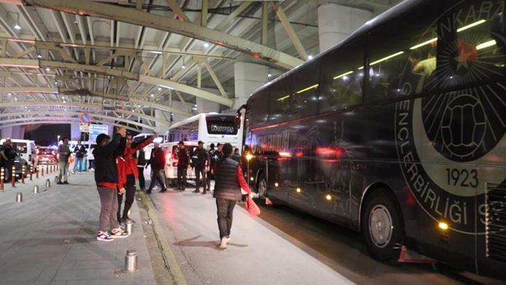 Üstün Lig'e yükselen Gençlerbirliği'ne havaalanında karşılama! 1 ustun lige yukselen genclerbirligine havaalaninda karsilama npvAnGJY