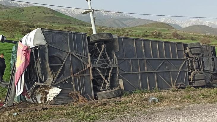 Van'da yolcu otobüsü devrildi: Çok sayıda yaralı var 1 vanda yolcu otobusu devrildi cok sayida yarali var Emm9MLRq