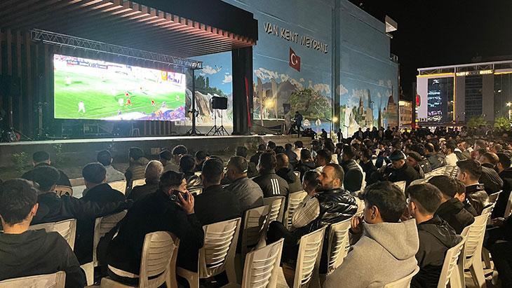 Vanspor'un maçı dev ekranlardan takip edildi! 1 vansporun maci dev ekranlardan takip edildi GVR5aNZt