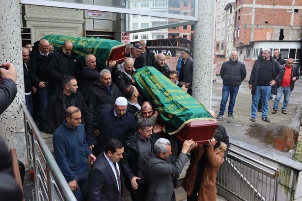 Yangında ölen 3 kardeş toprağa verildi: Perişan olmuş bir aile var 15 yanginda olen 3 kardes topraga verildi perisan olmus bir aile var 13 FsBzWgCv