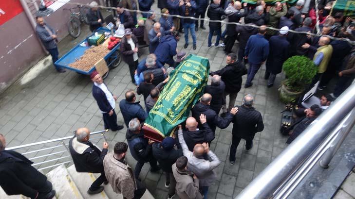 Yangında ölen 3 kardeş toprağa verildi: Perişan olmuş bir aile var 5 yanginda olen 3 kardes topraga verildi perisan olmus bir aile var 3 B6f4ELUL