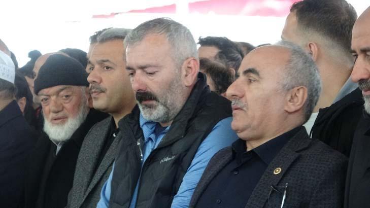 Yangında ölen 3 kardeş toprağa verildi: Perişan olmuş bir aile var 7 yanginda olen 3 kardes topraga verildi perisan olmus bir aile var 5 J3VPcAXB