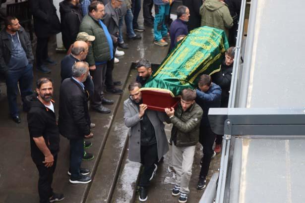 Yangında ölen 3 kardeş toprağa verildi: Perişan olmuş bir aile var 11 yanginda olen 3 kardes topraga verildi perisan olmus bir aile var 9 e7z7r7PA