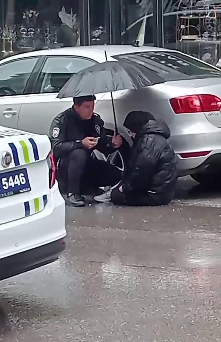 Yaralı öğrenciyi şemsiye ile yağmurdan muhafazaya çalışan polis o anları anlattı 2 yarali ogrenciyi semsiye ile yagmurdan muhafazaya calisan polis o anlari anlatti 0 FWyUb8u2