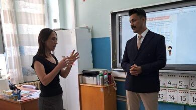 yillar sonra ilkokul ogretmeninin karsisina cikti birebirsin seni gozlerinden tanidim A88AENLl
