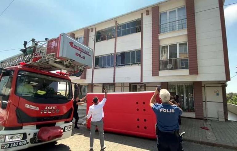 4 aylık oğlunu atmak için cama çıktı! İkna sonuçsuz kaldı, nefes kesen kurtarma planı 6 4 aylik oglunu atmak icin cama cikti ikna sonucsuz kaldi nefes kesen kurtarma plani WYXs34JO