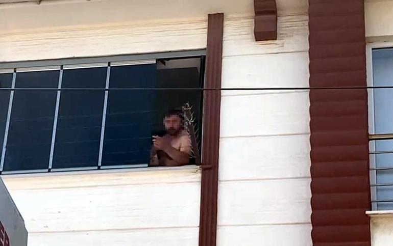 4 aylık oğlunu atmak için cama çıktı! İkna sonuçsuz kaldı, nefes kesen kurtarma planı 2 4 aylik oglunu atmak icin cama cikti ikna sonucsuz kaldi nefes kesen kurtarma plani