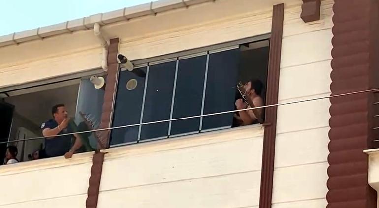 4 aylık oğlunu atmak için cama çıktı! İkna sonuçsuz kaldı, nefes kesen kurtarma planı 4 4 aylik oglunu atmak icin cama cikti ikna sonucsuz kaldi nefes kesen kurtarma plani