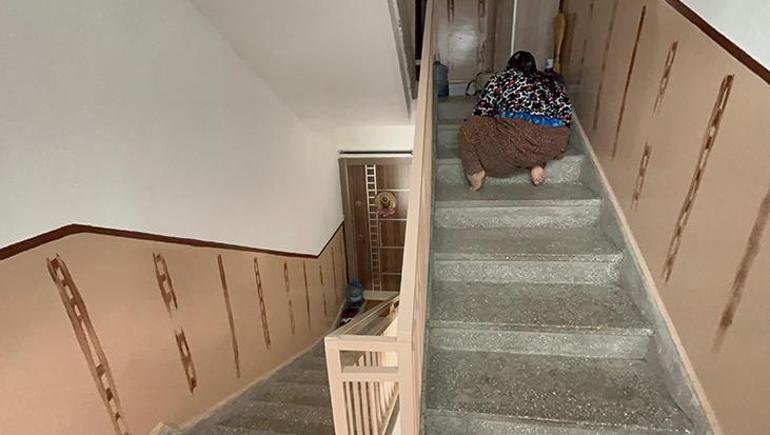 63 yıldır emekleyerek yaşıyor! Hatice teyze asansör bekliyor: 2'inci kata 15-20 dakikada anca çıkıyorum 5 63 yildir emekleyerek yasiyor hatice teyze asansor bekliyor 2inci kata 15 20 dakikada anca cikiyorum XP1ZQdFP