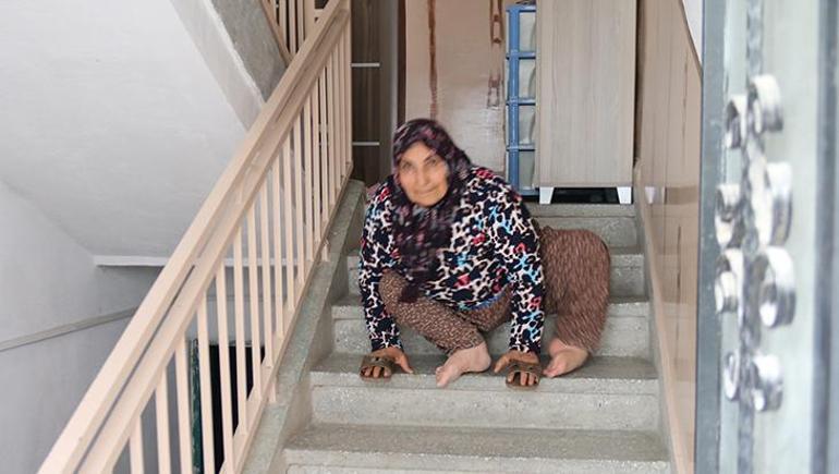 63 yıldır emekleyerek yaşıyor! Hatice teyze asansör bekliyor: 2'inci kata 15-20 dakikada anca çıkıyorum 3 63 yildir emekleyerek yasiyor hatice teyze asansor bekliyor 2inci kata 15 20 dakikada anca cikiyorum