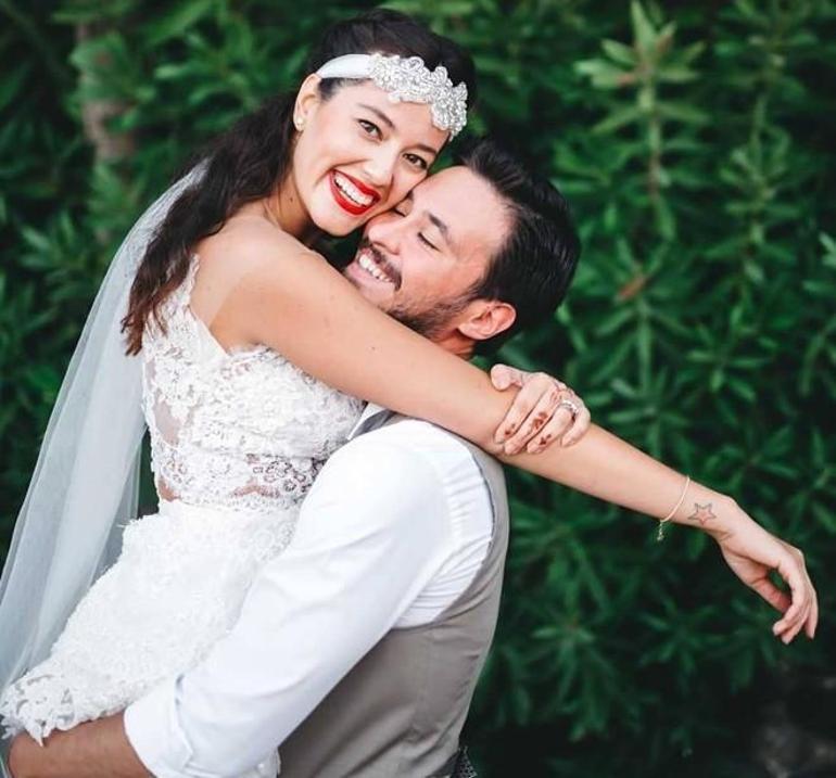 8 yıllık evlilikte mutsuz son! Pelin Akil'den boşanma kararı sonrası sürpriz atılım 2 8 yillik evlilikte mutsuz son pelin akilden bosanma karari sonrasi surpriz atilim 0 6QtIcCN1