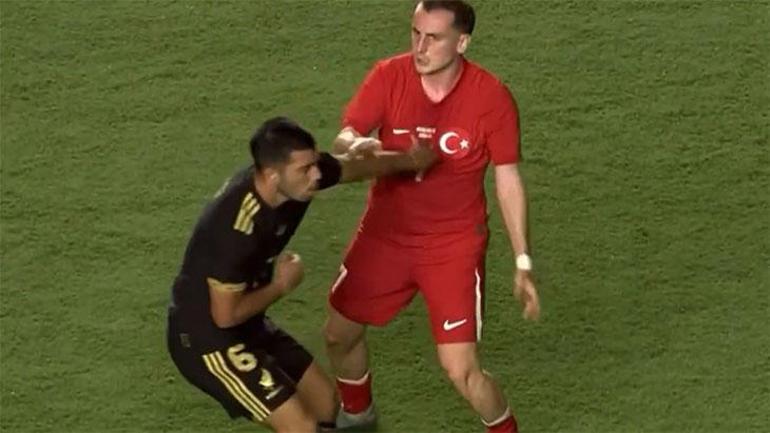 A Ulusal Kadro'da Merih Demiral ve Kerem Aktürkoğlu'nu sinirlendiren hareket! 3 a ulusal kadroda merih demiral ve kerem akturkoglunu sinirlendiren hareket 1 ZmrtWQ86