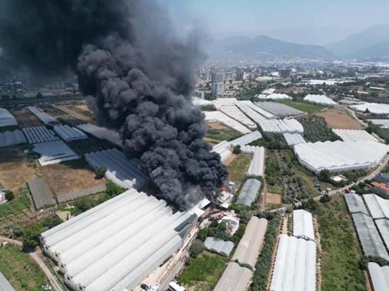 Antalya'da gökyüzünü siyah dumanlar kapladı! Yangına karşı vakitle yarış 5 antalyada gokyuzunu siyah dumanlar kapladi yangina karsi vakitle yaris 3