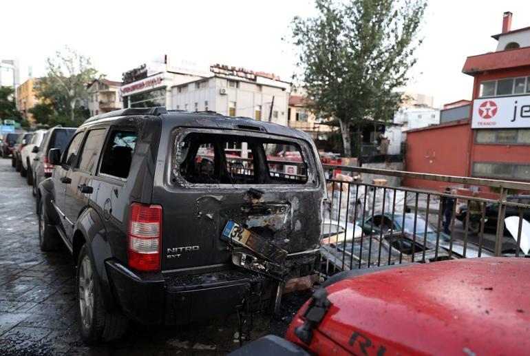 Ataşehir'de yangın: Park halindeki arabalar yandı 2 atasehirde yangin park halindeki arabalar yandi 0 gUNHyWYu