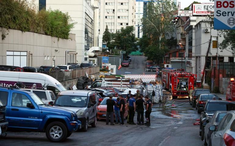 Ataşehir'de yangın: Park halindeki arabalar yandı 6 atasehirde yangin park halindeki arabalar yandi 4 uj6ZL4hc