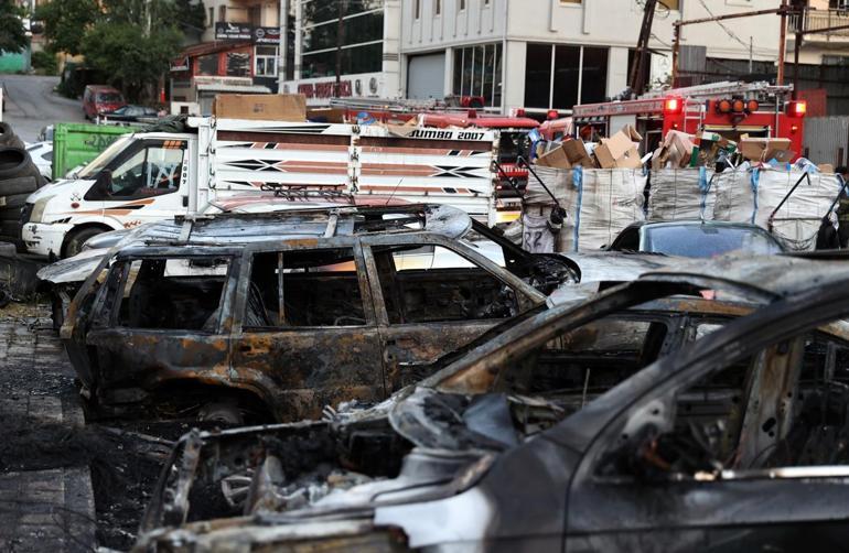 Ataşehir'de yangın: Park halindeki arabalar yandı 7 atasehirde yangin park halindeki arabalar yandi 5 wBRvMY9a