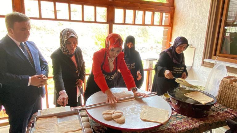 Bakan Göktaş, kadın kooperatifi açılışında oklavayla hamur açtı 4 bakan goktas kadin kooperatifi acilisinda oklavayla hamur acti 2