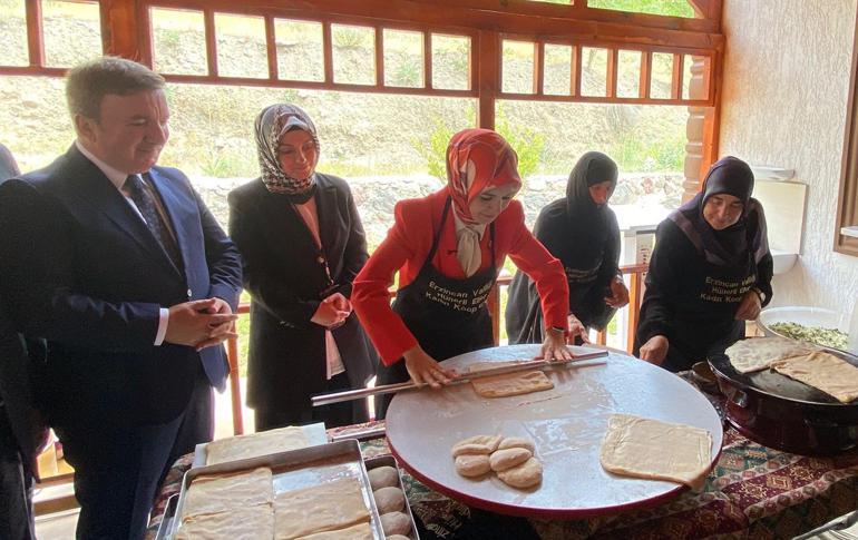 Bakan Göktaş, kadın kooperatifi açılışında oklavayla hamur açtı 5 bakan goktas kadin kooperatifi acilisinda oklavayla hamur acti 3 ujjSqNFK