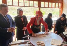 bakan goktas kadin kooperatifi acilisinda oklavayla hamur acti LnBvsWwM