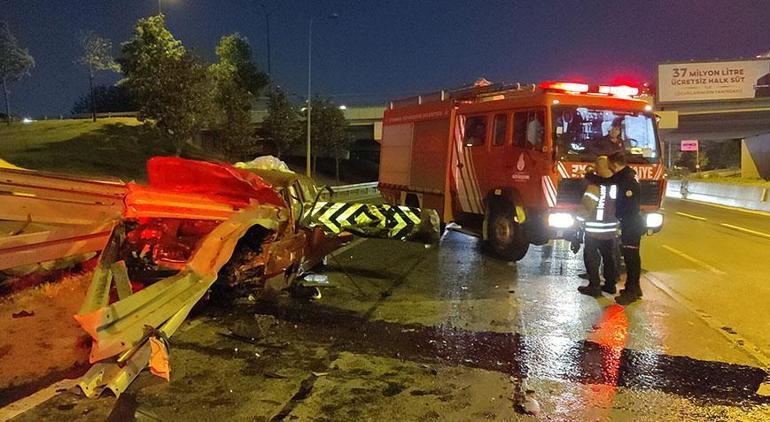 Bayrampaşa'da araba bariyerlere saplandı, şoför yaralandı 4 bayrampasada araba bariyerlere saplandi sofor yaralandi 2 A9iCSW2U