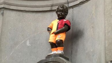 belcikanin simgelerinden manneken pis heykeli galatasaray formasini giydi sIBbQeuu