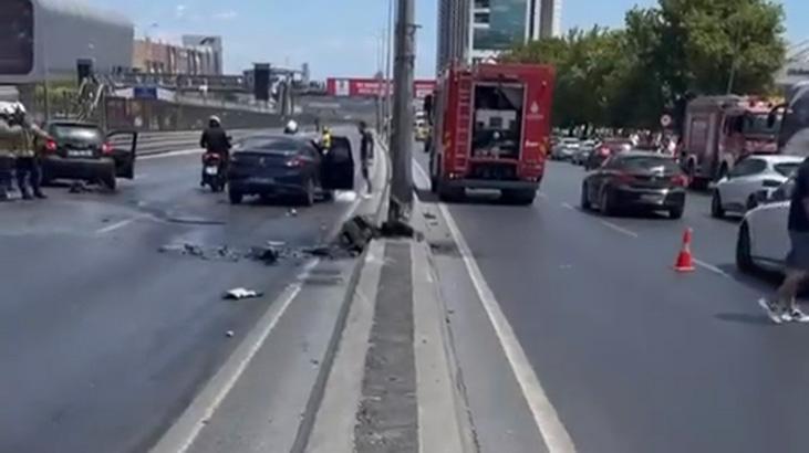 Beylikdüzü'nde zincirleme kaza! Araçlar birbirine girdi 1 beylikduzunde zincirleme kaza araclar birbirine girdi weCGpSKe