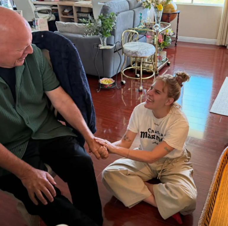 Bruce Willis'in kızı babasına sarılmaya doyamadı! Fotoğrafları Instagram'da viral oldu 2 bruce willisin kizi babasina sarilmaya doyamadi fotograflari instagramda viral oldu 0 cmevUwqe