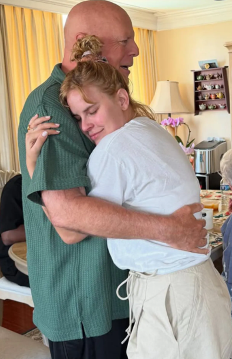 Bruce Willis'in kızı babasına sarılmaya doyamadı! Fotoğrafları Instagram'da viral oldu 3 bruce willisin kizi babasina sarilmaya doyamadi fotograflari instagramda viral oldu 1